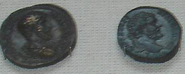 Монеты: Луций Вер (слева)  Септимий Север (справа). Сестерции, медь. Эрмитаж. (Фото Лимарева В.Н.)