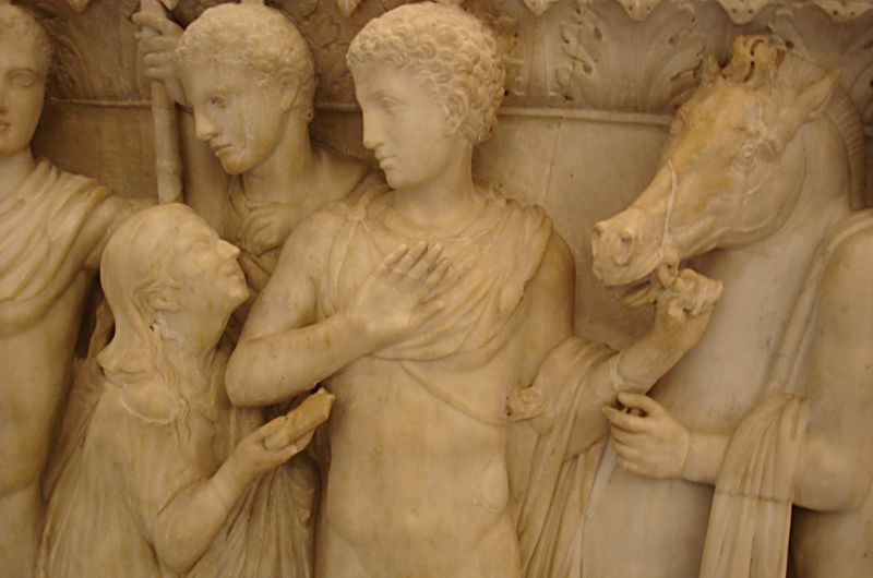 Бескорыстие. Сцена на римском саркофаге. Эрмитаж. (Фото Лимарева В.Н.)