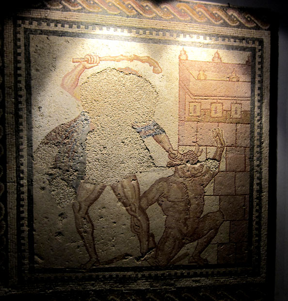 Поверженный минотавр. Римская мозаика 3 века. Археологический музей в Лиссабоне. Фото Лимарева В.Н.
