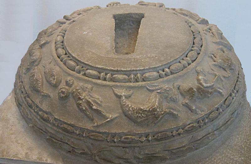 Подставка со знаками зодиака.  Древний Рим. 3-4 век. Тунис. Музей Бардо.  (Фото Лимарева В.Н.)